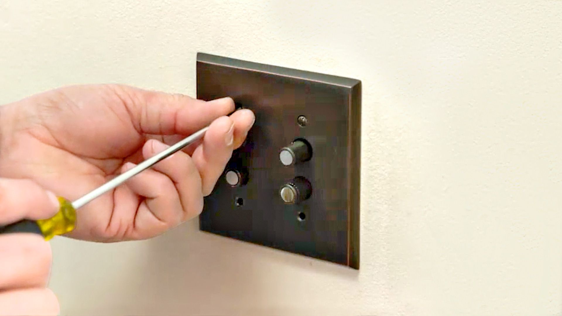 Read more about the article A Comprehensive Guide to Light Switches: Types and Functions